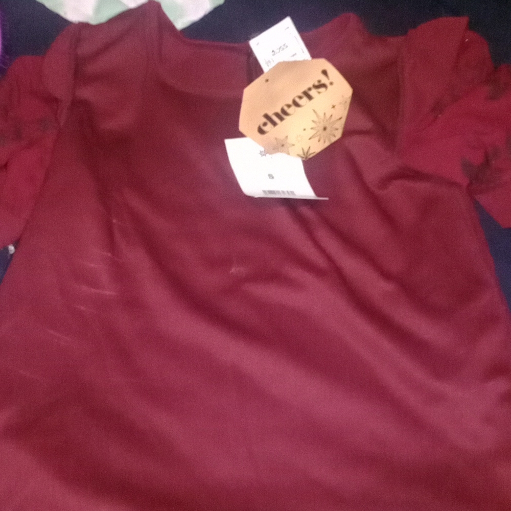 A red puffed shirt